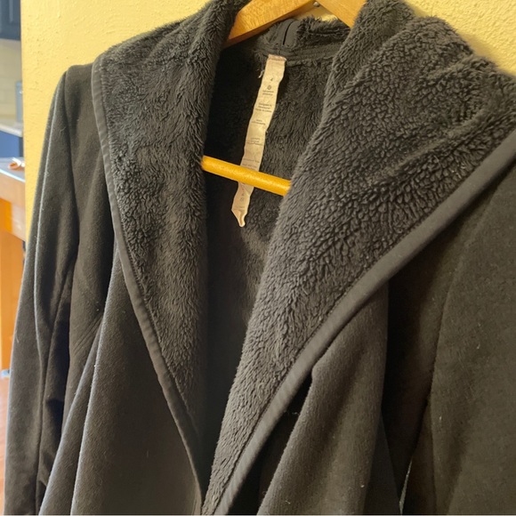 LuluLemon wrap coat size 4 black with fur lining - Picture 2 of 4
